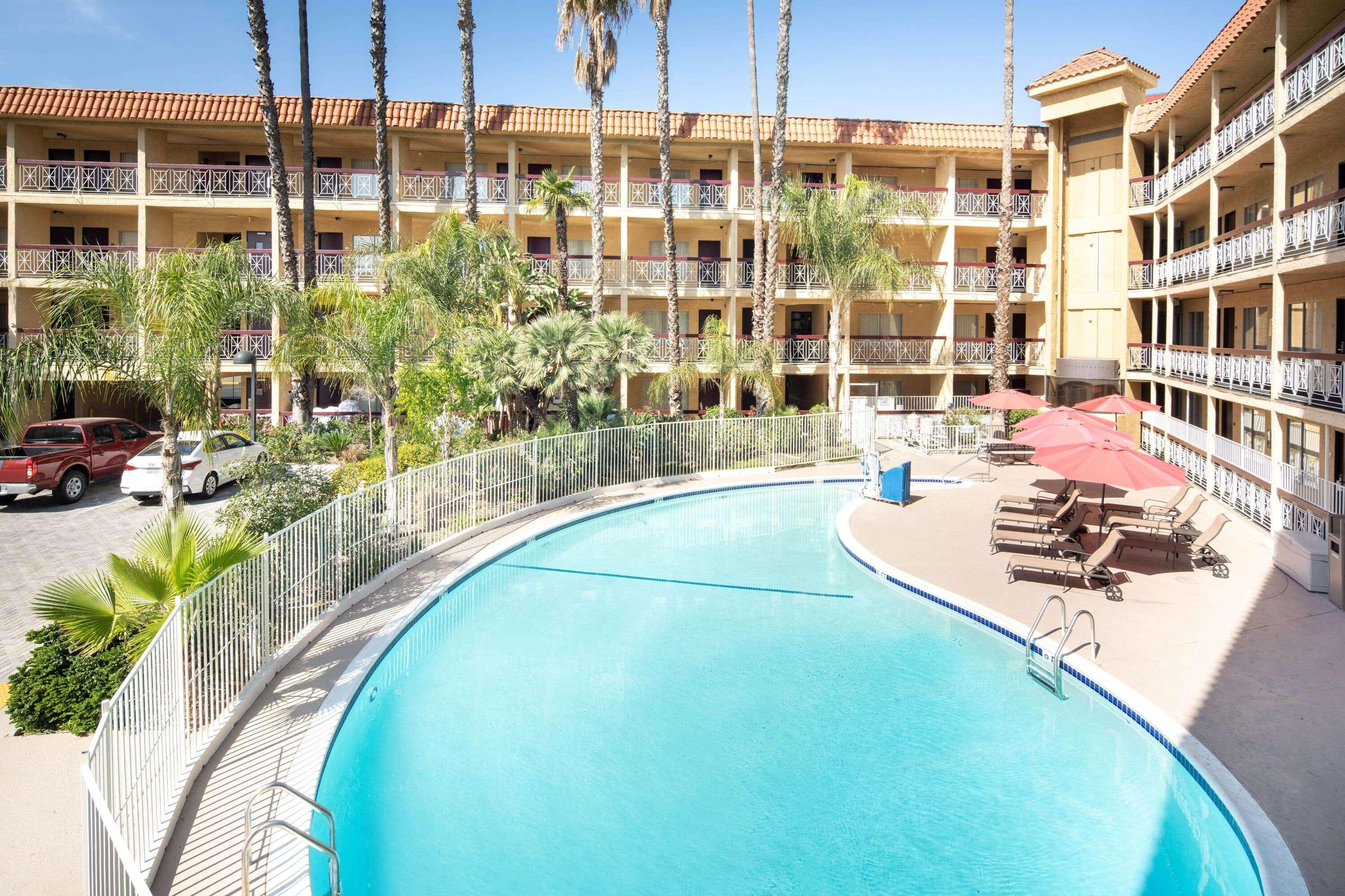 Ramada By Wyndham Burbank Airport Otel Dış mekan fotoğraf