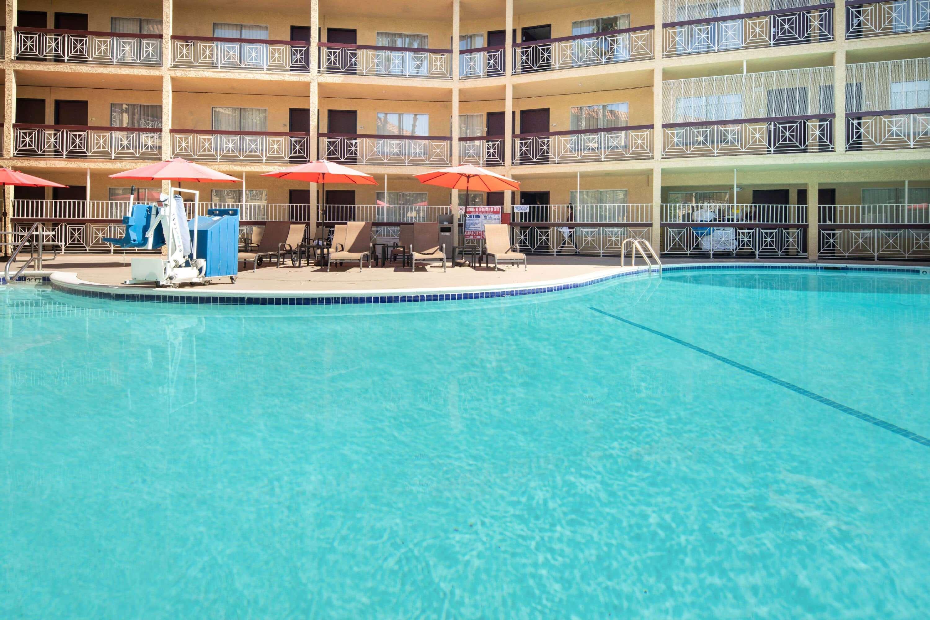 Ramada By Wyndham Burbank Airport Otel Dış mekan fotoğraf